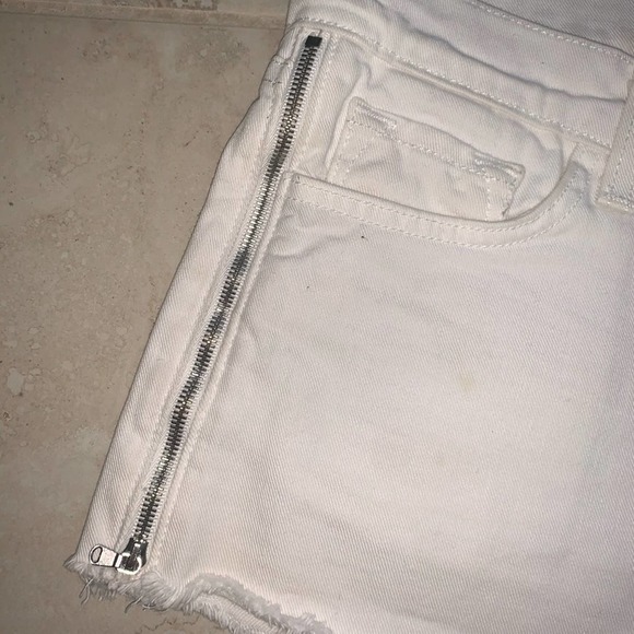 J Brand Shorts in Pure White size 25 - Picture 4 of 7